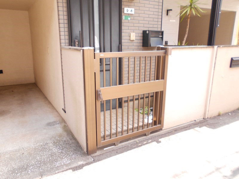金井邸貸家  玄関