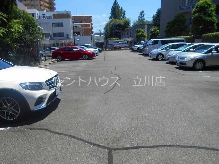 豊田ハウス 駐車場