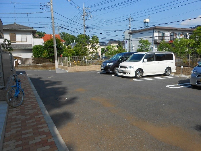 ウィステリアコート 駐車場
