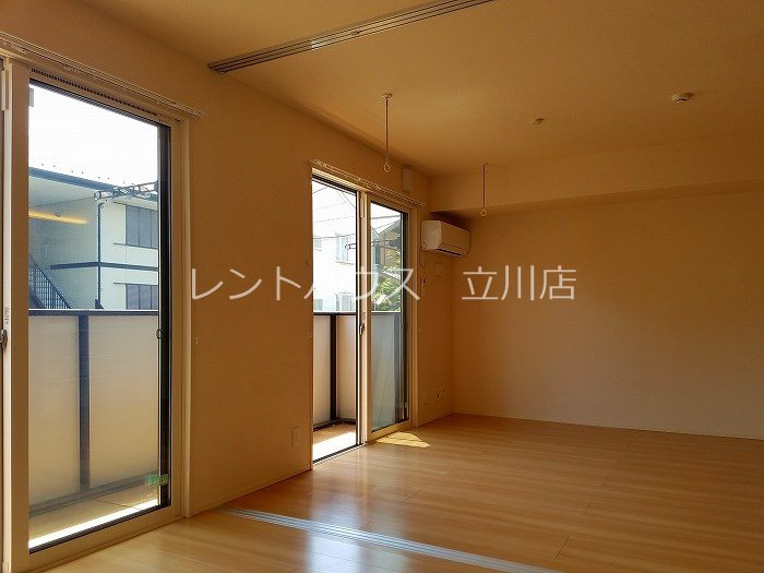 雅　壱番館 リビング